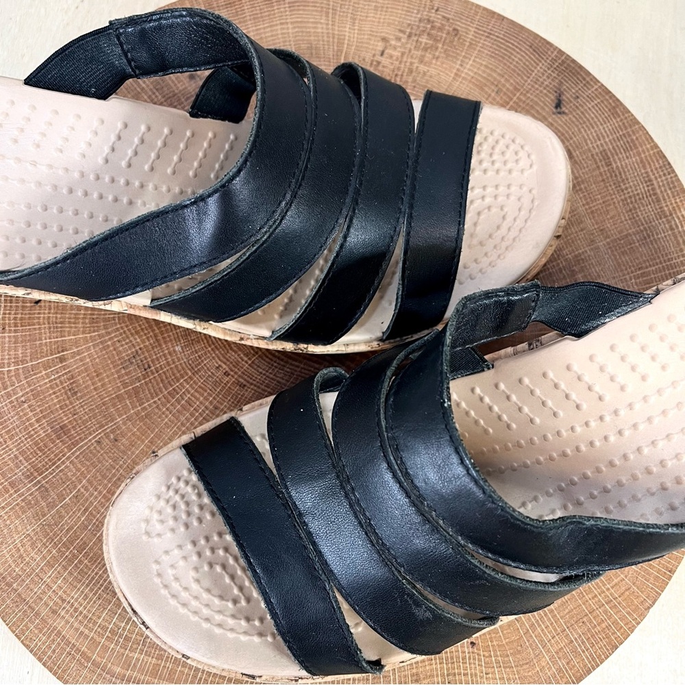 Crocs A-Leigh Strappy Cork Wedge Sandals Black Snake Leather Size 9 - Picture 2 of 14